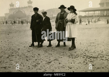 Antique c1910 fotografia, famiglia in un resort di stile vittoriano beach. Posizione sconosciuta, STATI UNITI D'AMERICA. Fonte: fotografia originale. Foto Stock