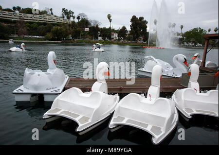 Swan barche a remi a Echo Park Lake a Los Angeles, CA Foto Stock