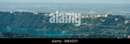 Antenna immagine di panorama di con la caldera chiamato Lago Albano (lago Albano) nella parte anteriore Foto Stock