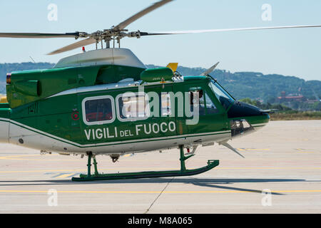 Agusta-Bell AB-412 di atterraggio per elicotteri del Corpo Nazionale dei Vigili del Fuoco all'aeroporto di Roma Ciampino Foto Stock