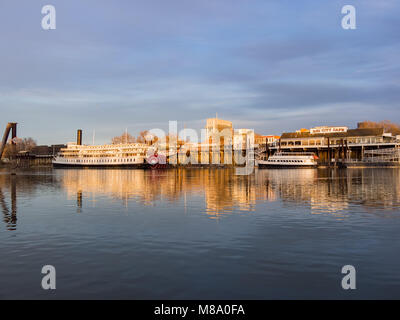 Sacramento, Feb 22: vista al tramonto della skyline di Sacramento con il fiume Sacramento il Feb 22, 2018 a Sacramento, California Foto Stock