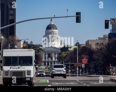 Sacramento, Feb 21: Pomeriggio Vista del centro storico di California State Capitol con Capitol Mall Blvd su FEB 21, 2018 a Sacramento, California Foto Stock