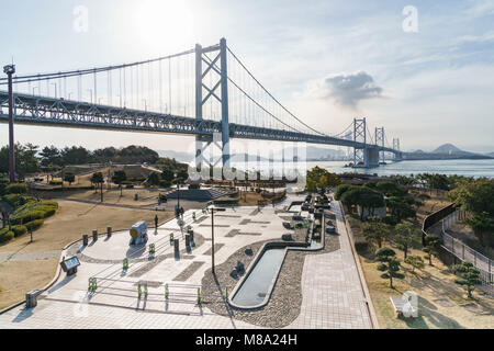 Grande ponte Seto vista da Yoshima area di parcheggio, Sakaide Città, Prefettura di Kagawa, Giappone. Foto Stock