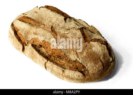 Fresco intero filone di pasta madre Tedesca del pane di segale - Alta Vista angolo isolato su sfondo bianco Foto Stock