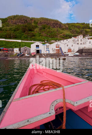 La caccia alla balena tradizionale barca si avvicina Club nautico in Lajes do Pico, isola Pico, Azzorre, Portogallo Foto Stock