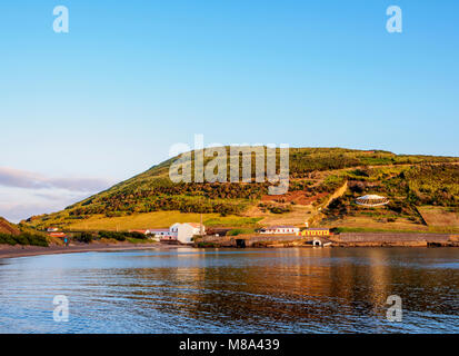 Porto Spiaggia Pim e monta da Guia, isola di Faial, Azzorre, Portogallo Foto Stock