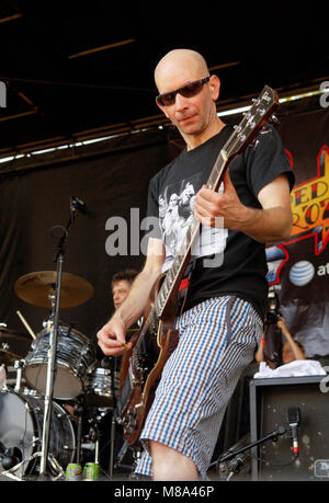 Greg Hetson del cerchio di sobbalzi esegue sul palco durante il Vans warped tour 2007. Foto Stock