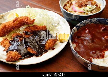 Miso Katsu, Kishimen tagliatelle piatto e ciotola in dote, cucina a Nagoya, nella prefettura di Aichi, Giappone Foto Stock