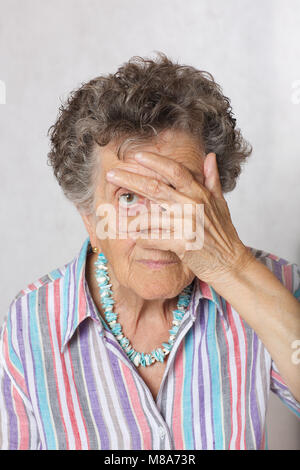 Senior donna tra 70 e 80 anni che ella è discriminato Foto Stock