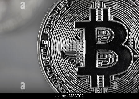 Primo piano della digital asset : bitcoin. Sfondo grigio Foto Stock