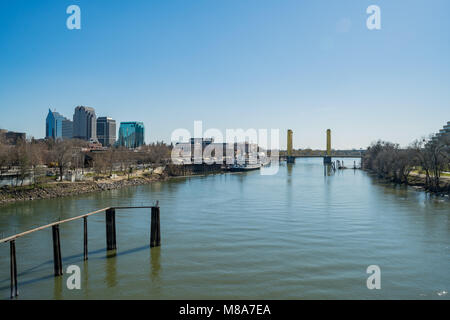 Sacramento, Feb 21: Pomeriggio vista sullo skyline di Sacramento con il fiume Sacramento il Feb 21, 2018 a Sacramento, California Foto Stock