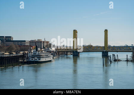 Sacramento, Feb 21: Pomeriggio vista sullo skyline di Sacramento con il fiume Sacramento il Feb 21, 2018 a Sacramento, California Foto Stock