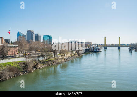 Sacramento, Feb 21: Pomeriggio vista sullo skyline di Sacramento con il fiume Sacramento il Feb 21, 2018 a Sacramento, California Foto Stock