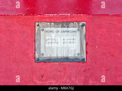 Vecchio iconica robusta piastra di metallo del Tropico del Capricorno su un ferro rosso sfondo, Australia Foto Stock