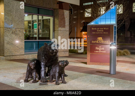 Sacramento, Feb 21: vista notturna dell'orso, bambino statua della banca del West on Feb 21, 2018 in California Foto Stock