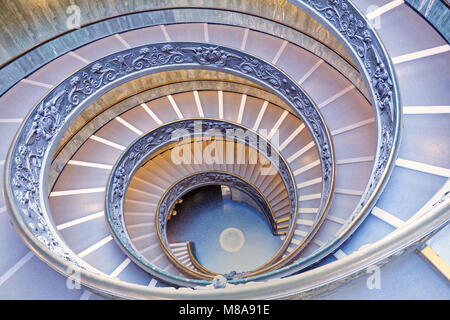 Città del Vaticano. La moderna scalinata a doppia elica del Museo Pio-Clementino, progettata da Giuseppe Momo, senza persone. Foto Stock