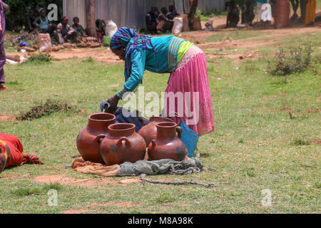 Donna vende in terracotta fatte a mano al mercato regionale, Valle dell'Omo, Etiopia, Africa Foto Stock