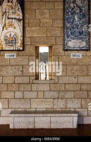 Israele, Bassa Galilea, Nazaret. Interno della Basilica dell'Annunciazione. Visualizzazione di arte religiosa lavori provenienti da tutto il mondo Foto Stock