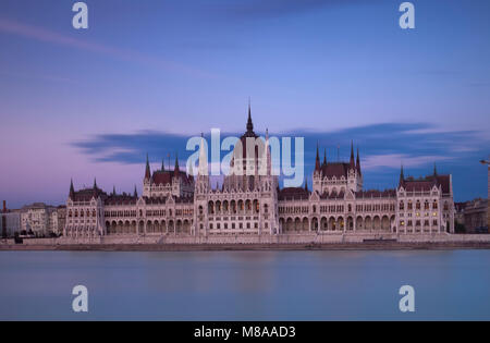 Ripresa a tutto campo del parlamento ungherese sul fiume Danubio Budapest. Preso dalla sponda opposta del fiume al crepuscolo Foto Stock