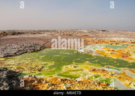 Enorme campo verde con macchie di colore giallo di lava di vulcani solforico, il deserto di Danakil, il bacino di Afar, del nord dell'Etiopia. Foto Stock