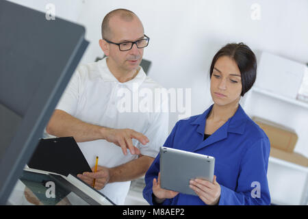 Ingegnere maschio con femmina apprendista Foto Stock