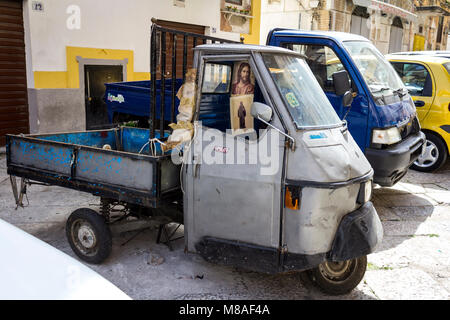 Abbandonato autocarro con figure religiose all'interno. Palermo, Sicilia. Italia Foto Stock