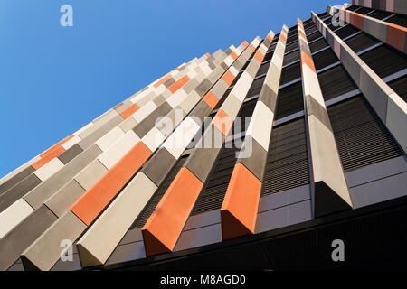 Praga, Repubblica Ceca - 18 Marzo 2012: brise soleil sun gli interruttori sul punto principale Karlin edificio per uffici su Marzo 18, 2012 a Praga, Repubblica Ceca. Foto Stock