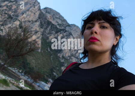 Ritratto di una donna ispanica ai piedi del Monte Gallo. Palermo, Sicilia. Italia Foto Stock