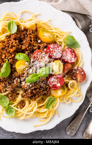 Spaghetti bolognese e rabboccato con carni bovine macinate Foto Stock