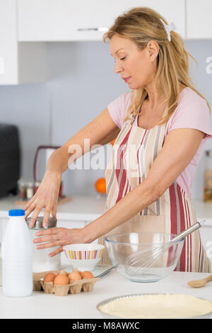 La preparazione tradizionale polacco torte crunch chiamato faworki Foto Stock