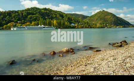 Il fiume Danubio, e Leopoldsberg Kahlenbergerdorf (Austria) in una giornata di sole in estate Foto Stock