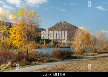 Il fiume Danubio, e Leopoldsberg Kahlenbergerdorf (Austria) in una giornata di sole in autunno Foto Stock