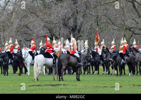 Principali Benjamin Bathurst CBE Comandante della Divisione domestici ispezionato la famiglia al completo la divisione prima dell' estate doveri cerimoniali Foto Stock