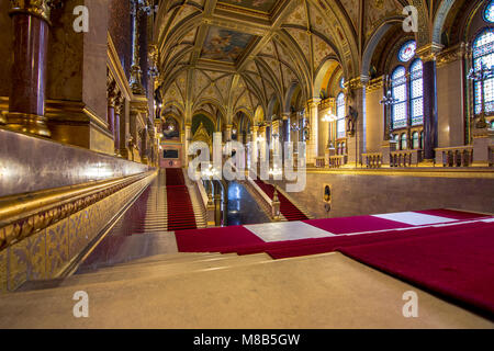 Vista interna del palazzo del parlamento a Budapest. L edificio è stato completato nel 1905 ed è in stile gotico in stile Revival. Foto Stock