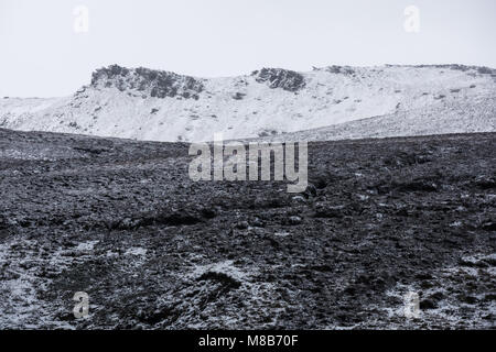 Il bordo di tenuta su Kinder Scout in inverno, Peak District Foto Stock