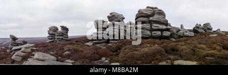 Panorama delle pietre basculante sopra la parte superiore della valle del Derwent nel Peak District Foto Stock