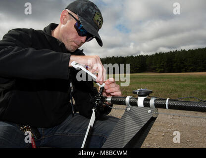 Senior Airman Rob Cupola, un membro del team Eglin, assembla il rotore di coda della sua squadra di radio-controllato elicottero Feb 26, 2018 al Redstone Arsenal di Huntsville, Alabama, durante la preparazione per il 2017 Air Force Research Laboratory di Sfida del comandante. Squadre da Wright-Patterson, Hanscom e Kirtland AFBs entrato a far parte del team di Eglin in concorrenza per rispondere alla sfida di sviluppare una soluzione per il rifornimento delle truppe isolate. (U.S. Air Force Foto Stock