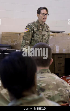 Col. Julie M. Minde, 58th Expeditionary Intelligence militare Comandante di brigata, parla alla cerimonia di distribuzione per dieci Maryland nazionale soldati di guardia la distribuzione ai piedi. Gordon, la Georgia di alloro, Maryland il Feb 26, 2018. L'Intelligenza militare i soldati si supportano il servizio attivo il comando tramite esecuzione di intelligence geospaziale immagini; analisi di overhead e immagini aeree da Foto Stock