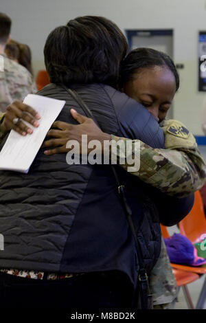 Un Maryland soldato della protezione nazionale, 629th Expeditionary Intelligence militare battaglione, dice addio prima di uscire per una distribuzione di Ft. Gordon, la Georgia di alloro, Maryland il Feb 26, 2018. Dieci di intelligence militare soldati dal Maryland Guardia Nazionale sosterrà il servizio attivo il comando tramite esecuzione di intelligence geospaziale immagini; analisi di overhead e immagini aeree da Foto Stock