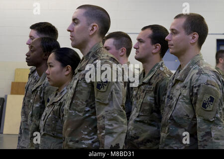 Dieci Maryland nazionale soldati di guardia assegnato alla 629th Expeditionary Intelligence militare battaglione dispiegato per Ft. Gordon, la Georgia di alloro, Maryland il Feb 26, 2018. L'Intelligenza militare i soldati si supportano il servizio attivo il comando tramite esecuzione di intelligence geospaziale immagini; analisi di overhead e immagini aeree da Foto Stock