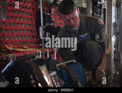 Il personale Sgt. David Francesco, XVIII Istituto di medicina aeronautica evacuazione (AE) squadrone tecnico AE, protegge le apparecchiature mediche per un volo durante l'esercizio a far fronte nord 2018, presso Andersen Air Force Base di Guam, 19 febbraio. Far fronte a nord degli Stati Uniti migliora le relazioni con i poteri regionali alleati e partner dimostrando la volontà di promuovere la sicurezza e la stabilità in tutto l'Indo-Pacifico. (U.S. Air Force Foto Stock