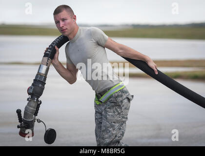 Airman 1. Classe Wesley Henderson, 35th logistica squadrone Readiness benzina di lubrificazione olio tecnico, porta una pompa del combustibile verso un U.S. Air Force C-130J Super Hercules durante l'esercizio a far fronte nord 2018 presso Andersen Air Force Base, Guam, 22 febbraio. Far fronte a nord migliora le relazioni degli Stati Uniti con i nostri alleati regionali e partner per dimostrare la nostra volontà di promuovere la sicurezza e la stabilità in tutta la regione Indo-Pacifico. (U.S. Air Force Foto Stock