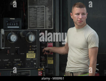 Airman 1. Classe Wesley Henderson, 35th logistica squadrone Readiness benzina di lubrificazione olio tecnico, porta una pompa del combustibile verso un U.S. Air Force C-130J Super Hercules durante l'esercizio a far fronte nord 2018 presso Andersen Air Force Base, Guam, 22 febbraio. CN18 consente a Stati Uniti e le forze alleate in pratica gli aiuti umanitari e di soccorso in caso di catastrofe sforzi per prepararsi e recuperare dagli effetti devastanti delle calamità naturali. (U.S. Air Force Foto Stock