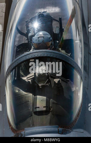 Un U.S. Air Force F-15C Eagle con la 104th Fighter Wing, Massachusetts Air National Guard è rifornito di combustibile una KC-10 Extender con equipaggio di riserva aviatori cittadino con la 76th Air Refuelling Squadron, 514th aria mobilità ala, durante una comune missione di formazione sull'Oceano Atlantico dal 23 febbraio, 2018. Il 514th è una Forza Aerea di riserva dell'unità di comando situato in corrispondenza della giunzione baseGuire-Dix Mc-Lakehurst, N.J. Il 104th è da Barnes Air National Guard Base, messa. (U.S. Air Force Foto Stock