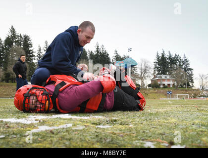 BREMERTON, nello Stato di Washington (Feb. 23, 2018) Aviation Electronics Tecnico 2a classe Keith Peterson, da Pittsburgh, assegnato alla USS John C. Stennis CVN (74), esegue le tecniche di arresto su un istruttore durante una reazione di protezione vigore bravo classe. John C. Stennis si porta in conduzione di corsi di formazione di routine come prosegue la preparazione per la sua successiva installazione pianificata. (U.S. Navy Foto Stock