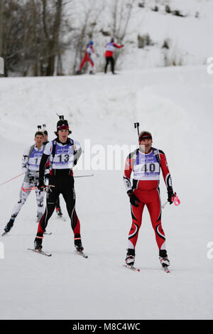 Il Mag. Gen. Jeff Burton, aiutante generale Utah la Guardia Nazionale e il Mag. Gen. Steven Cray, aiutante generale Vermont Guarrd nazionale guarda gli atleti competere nella seconda giornata dei Campionati di biathlon. La gara ad inseguimento, una distanza di 12,5 chilometri per uomini e 10K per le donne ha concorrenti completare cinque rotazioni sul corso, riprese due volte nel soggetto e posizioni permanente. Foto Stock