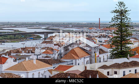 TAVIRA, SOUTHERN ALGARVE/PORTOGALLO - Marzo 8 : Skyline di Tavira portogallo il 8 marzo 2018 Foto Stock