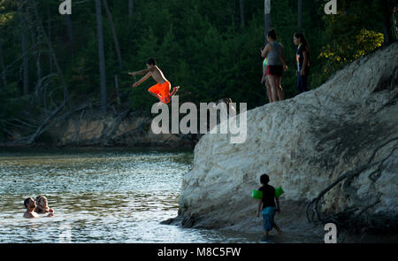 Luis Reyes salti in Ocoee River a Mac punto nel Cherokee National Forest, TN. Foto Stock