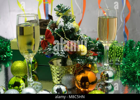 Foto di due champagner bicchieri sul tavolo di vetro con sfondo bokeh di fondo Foto Stock