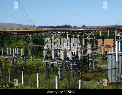 Le linee elettriche ad alta tensione . elettricità stazione di distribuzione . Foto Stock